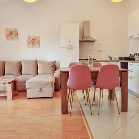 Apartment Nora Near The Beach Πούλα Εξωτερικό φωτογραφία