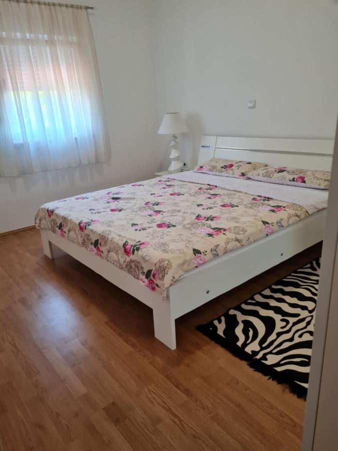 Apartment Nora Near The Beach Πούλα Εξωτερικό φωτογραφία