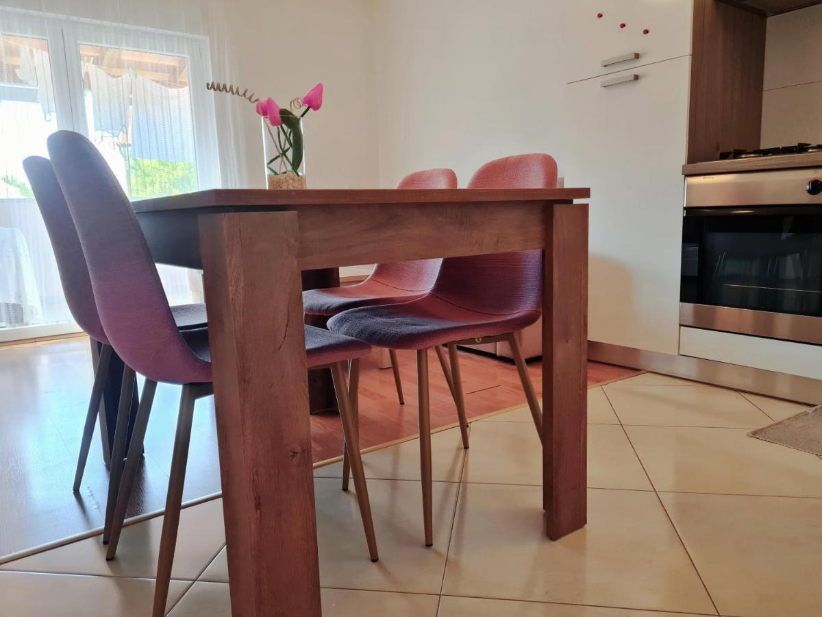 Apartment Nora Near The Beach Πούλα Εξωτερικό φωτογραφία